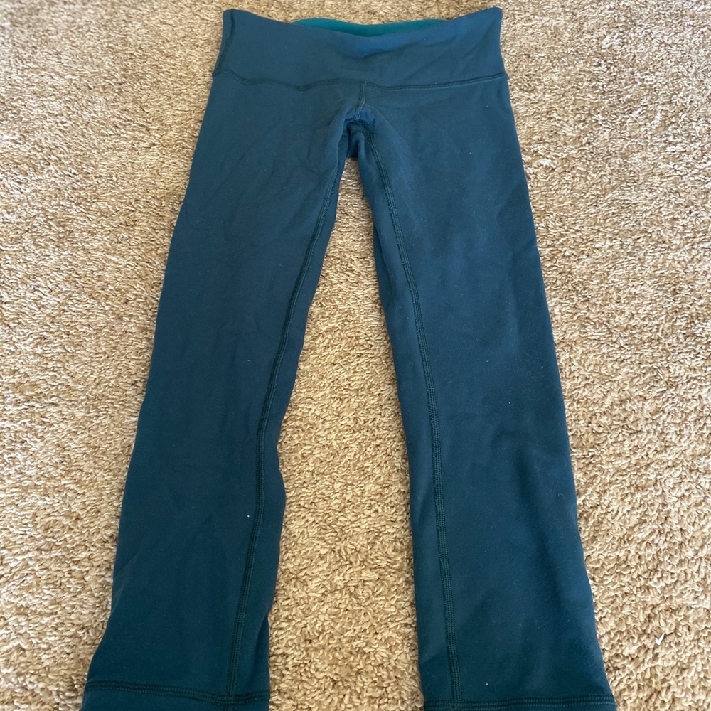 Teal reversible Lululemon crop leggings in GUC.